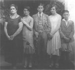 Frida con sus hermanas Adriana y Cristina, su prima Carmen Romero y Carlos Veraza. 1926. Fotografía de Guillermo Kahlo