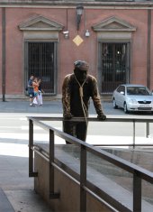 'El suicidio de la esperanza', en la calle de la Almudena de Madrid, España