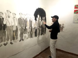 Chema Lumbreras delante de su obra No corras cuando oigas el canto de las sirenas, dibujo en tinta china, grafito y acuarela, 1’50 x 2’50 cm. 2018. © Hidden Gallery