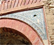 Detallede los azulejos de la Puerta del Vino