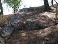 Detalle de cimentación de las viviendas del recinto ocupado por la población del castillo de Montefrío