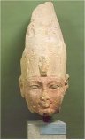 Cabeza del faraón Mentuhotep II, Tebas, XI dinastía, Arenisca amarillenta. Museo Gregoriano Egipcio