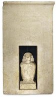 Estatua bloque y estela de Sahathor. Altura de la estela, 112 cm., 1878 a. C., Museo Británico cm. Procedente de Abydos.
