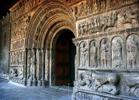 Vista lateral de la Portada de Santa Mar&iacute;a de Ripoll (Fotograf&iacute;a de Ricardo Caballero)