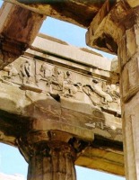 Detalle Partenón Atenas en que se ve el friso decorado con relieves