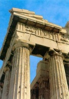 Detalle Partenón Atenas en el que se aprecia el entablamento con el arquitrabe liso y el friso dividido en triglifos y metopas