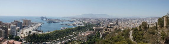 Vista general del puerto y del paseo de parque de Málaga