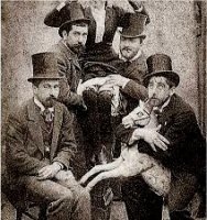 Fotografía de Santiago Rusiñol, Ramón Casas, amigos y una modelo, Montmartre, París, 1890-1891.