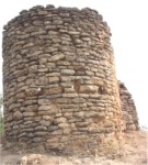 Alzado occidental de la Torre de los Guzmanes. Zócalo de cimentación y posibles huecos de mechinales marcados en blanco