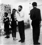 Allan Kaprow: 18 Happenings in 6 Parts (detalle), 1959. Kaprow tocando un instrumento