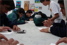 "Mancha", acci&oacute;n de Amadeus Alessandro Longas, Santiago Castro, Andr&eacute;s Mauricio Mart&iacute;nez y Jorge Restrepo en el Gimnasio Jos&eacute; Mar&iacute;a Casas de Bogot&aacute;, Colombia. Foto de Jorge Restrepo, 2013