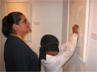 Una mujer ciega gu&iacute;a a un ni&ntilde;o en la exposici&oacute;n "M&aacute;s all&aacute; de lo tangible". El ni&ntilde;o ten&iacute;a una delicada enfermedad, sus padres lo llevaron a la exposici&oacute;n para que experimentara las dificultades que tienen otros seres humanos. Alianza Francesa de Managua, Nicaragua. Foto de Jorge Restrepo (2006)