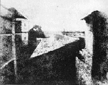 Primera fotografía que se conserva, tomada en 1826 por Joseph Nicéphore Niépce desde uno de los ventanales del castillo Le Gras