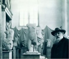 HARLINGUE, Albert, Rodin en su taller de antiguedades, Meudon, 1910, gelatina de plata, 11,9 x 17,5 c