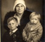 Andy con su madre Julia y su hermano John en 1932.