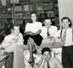 Andy Warhol con compañeros de la Carnegie Tech, 1949