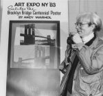 Andy Warhol con el cartel diseñado para el centenario de the Brooklyn Bridge, 1983. (Credit: Newsday / Dan Goodrich)