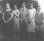 Frida con sus hermanas Adriana y Cristina, su prima Carmen Romero y Carlos Veraza. 1926. Fotograf&iacute;a de Guillermo Kahlo