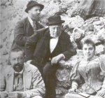 1897 Gaudí fumando un puro con su padre y un amigo, el doctor Pere Santaló durante una salida veraniega a Monstserrat