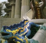 1900-1914 Park G&uuml;ell, escalinata de entrada que est&aacute; dividida por la iguana