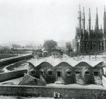 1909 Escuelas de la Sagrada Familia, calle Sardenya y calle Mallorca, Barcelona. Fachada de la escuela recién construida, y al fondo las agujas del ábside de la Sagrada Familia
