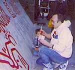 Keith Haring pintando un mural en Barcelona en 1989