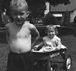 Keith Haring con su hermana Kay, en agosto de 1961