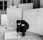 Piero Manzoni en su estudio, Milan, 1958, Fotografía: Ennio Vicario ©Pictoright Amsterdam 2019