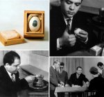 Piero Manzoni durante la performance Consumazione dell’arte dinamica del pubblico divorare l’arte. 150 uova sode firmate con l’impronta digitale dell’artista potevano essere mangiate dal pubblico. Milano, Galleria Azimut, 1960