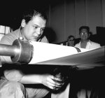 Piero Manzoni creates “Linea Lunga” at the Angli Shirt Factory, in the background you see the Danish artist Paul Gadegaard (Herning 1960-61)