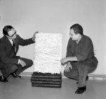 Aage Damgaard and Piero Manzoni with a “Achrome” artwork (Herning 1960-61)