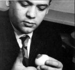 Piero Manzoni durante la performance Consumazione dell’arte dinamica del pubblico divorare l’arte. 150 uova sode firmate con l’impronta digitale dell’artista potevano essere mangiate dal pubblico. Milano, Galleria Azimut, 1960