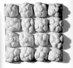 Piero Manzoni, Achrome, 1961-62, Panes y caolino sobre tela, 31 x 31 cm.)