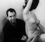 Piero Manzoni firma una Scultura vivente, gennaio 1961