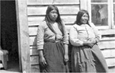 Mujeres integrantes del grupo familiar Selk'nam de estancia Vicuña