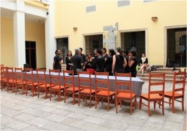 Performance colectivo "Granos b&aacute;sicos", Jorge Restrepo y L&eacute;ster Rodr&iacute;guez, foto de Javier Maradiaga, curador Alan N&uacute;&ntilde;ez, Museo para la Identidad Nacional (MIN), Tegucigalpa, Honduras, 2012