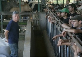 Performance colectivo "Capacidad de carga", Jorge Restrepo, curador Alan N&uacute;&ntilde;ez, foto de Jorge Espinosa, Zamorano, Honduras, 2009