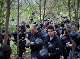 Performance colectivo "Carbono", Jorge Restrepo y Gabriela Alonso, foto de Mateo Mu&ntilde;oz, Cali, Colombia, 2010