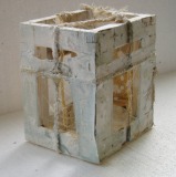 Cubo 01, madera policromada y collage, 22 x 16 x 19’5 cm, 2008