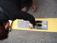 Marcha conmemoraci&oacute;n del 11 de septiembre 2006, '+ dificil que ir contra la corriente es atravesarla'