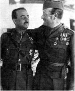 Francisco Franco abrazando al general Mill&aacute;n Astray.