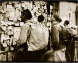 Gente buscando notas de familiares en una estación de tren. Alemania, 1945