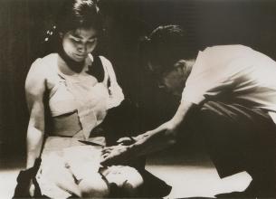 Yoko Ono, Cut Piece, Auditorio Yamaichi, Kioto, 1964.
