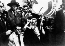 Frida Kahlo, Juan O'Gorman y Diego Rivera en la última fotografía de Frida en vida, manifestación contra la intervención