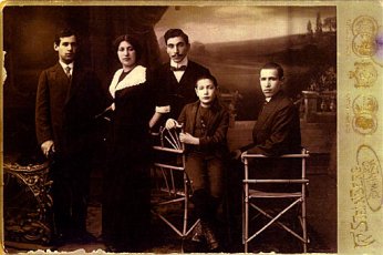 Retrato de familia en Dvinsk. Albert y Sonia Rothkowitz, Marcus y Moise Rothkowitz, c. 1912, cortesía de Kenneth Rabin