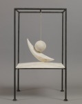 Alberto Giacometti. Bola suspendida, 1930-1931 (versi&oacute;n de 1965), yeso y metal, 60,6 x 35,5 x 36,1 cm., Col. Fondation Alberto et Annette Giacometti, Paris, &copy; Fondation Giacometti, Paris / Succession Giacometti, VEGAP / ADAGP Paris, 2011