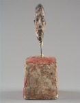 Alberto Giacometti, Cabeza de hombre sobre peana, Ca. 1949-1951, yeso pintado, 22,3 x 7,5 x 9,5 cm., Col. Fondation Alberto et Annette Giacometti, Paris &copy; Fondation Giacometti, Paris / Succession Giacometti, VEGAP / ADAGP Paris, 2011