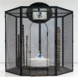 Louise Bourgeois, acero, m&aacute;rmol, madera, acero inoxidable, corcho, tela y cristal en la obra Cell XXVII (Celda XXVII), creada por la artista en 2004-2005