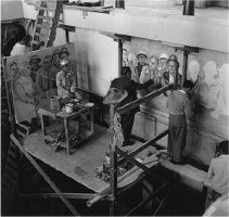 Diego Rivera pintando el muro donde aparecen los constructores, 1951. Fotograf&ccedil;ia de Juan G&uacute;zman