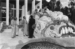 Diego Rivera supervisando la fuente en 1951. Fotografçia de Juan Gúzman